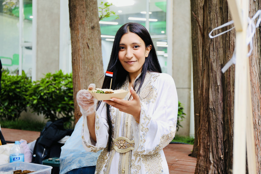 International student Aya Mohammed prepared three traditional Iraqi dishes at the festival. [Photo provided to chinadaily.com.cn]
