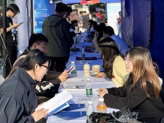上理工学生与企业在招聘会现场交流。