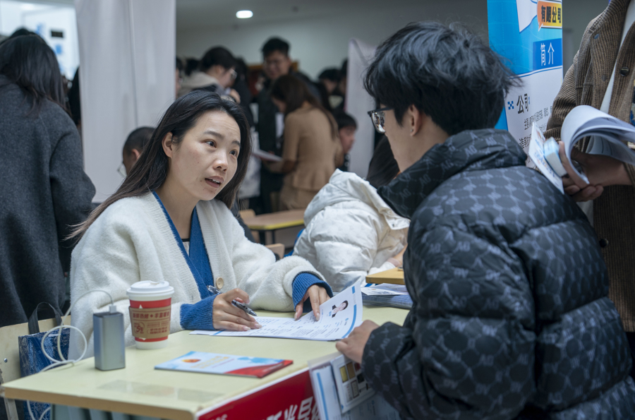 上海电机学院招聘会现场。