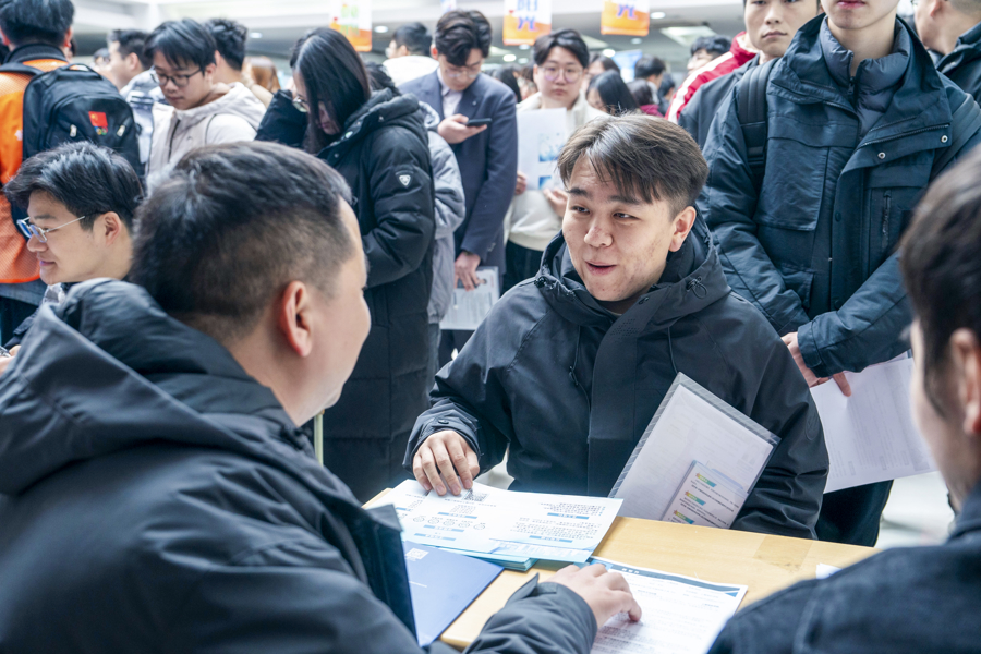 上海电机学院招聘会现场。