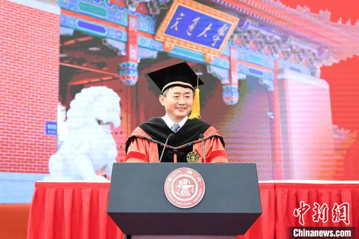 上海交大校长丁奎岭寄语毕业生“在坚守和突破中前行”。　上海交大供图