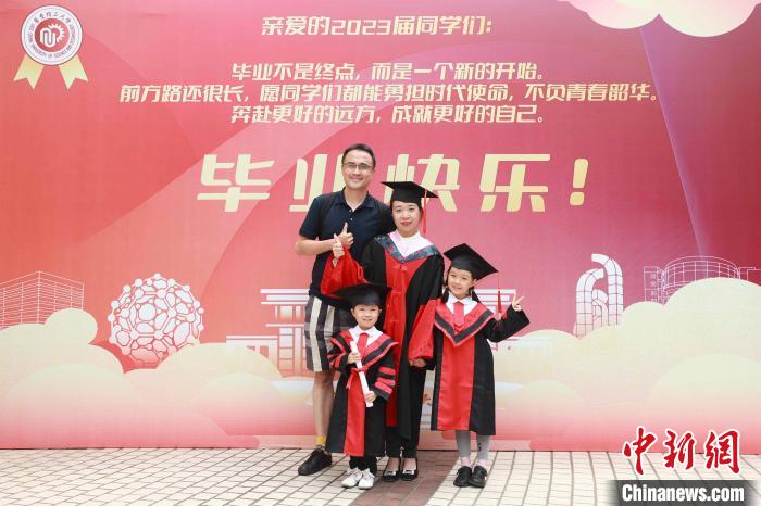 华理毕业生与家人合影。　华东理工大学供图
