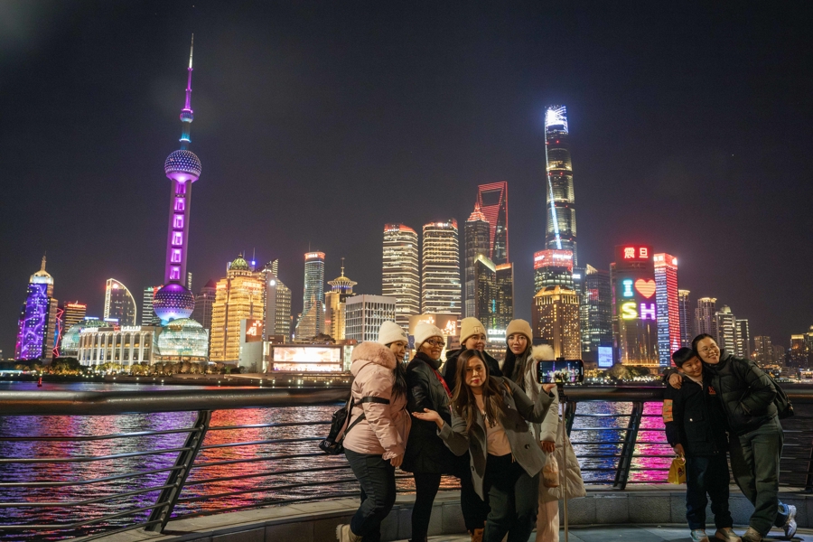 春节期间，浦江两岸开启夜景照明。 孟雨涵 摄影