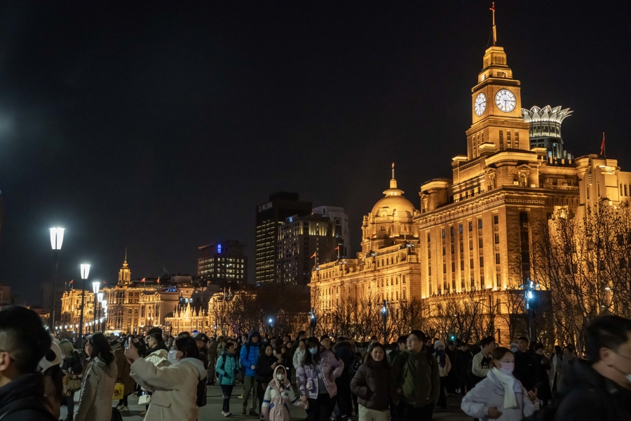 春节期间，外滩夜景吸引众多游客。 孟雨涵 摄