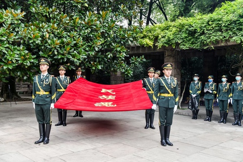 我校国旗班顺利完成鲁迅公众纪念日活动仪仗任务