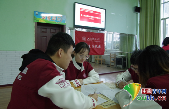 上海财经大学研支团成员正在统计比赛结果。上海财经大学研支团 供图