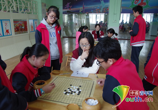 上海财经大学研支团在道真自治县玉溪中学举办了第一届留守儿童五子棋比赛。图为比赛现场。