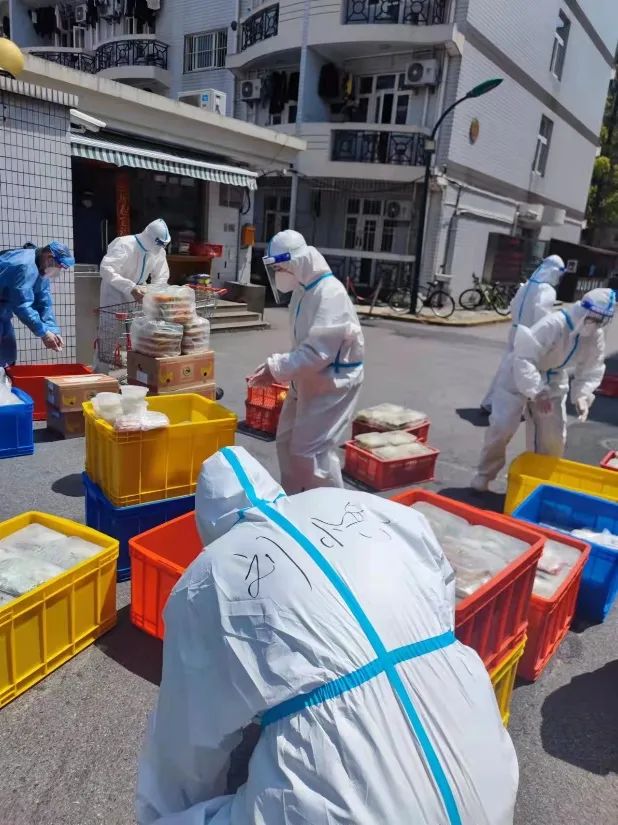 亮身份见行动做表率|公共经济与管理学院教职工披坚执锐，冲在疫情防控第一线