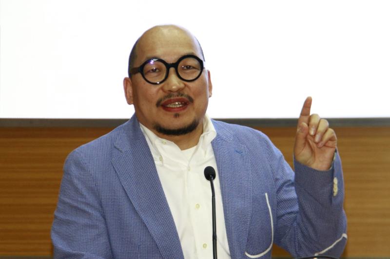 武汉大学法学院院长冯果教授的演讲主题是证券法改革应该承担制度