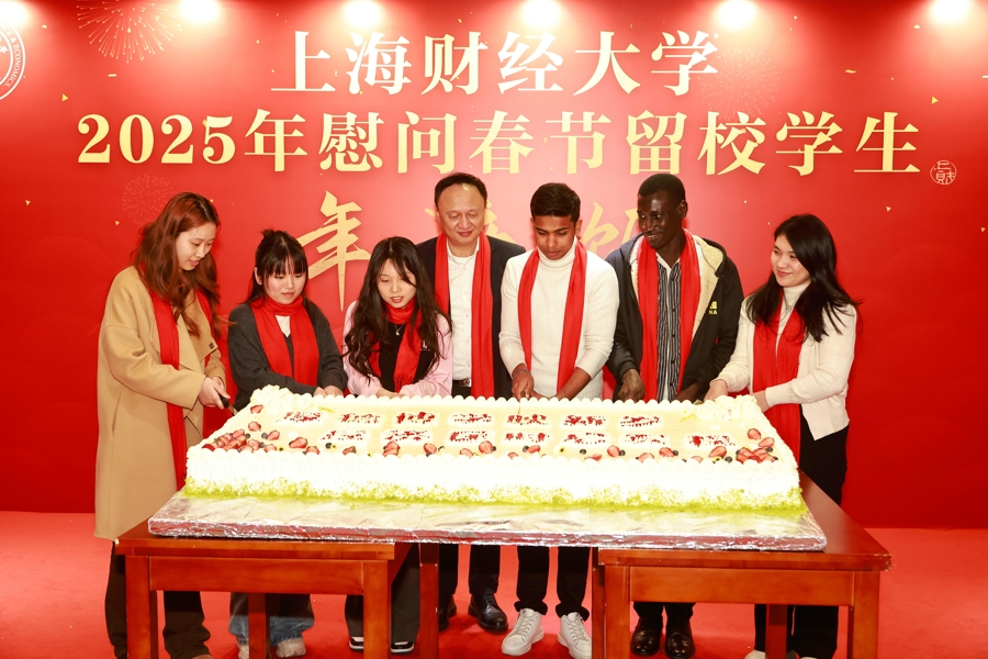 上海财经大学为留校学生过集体生日。