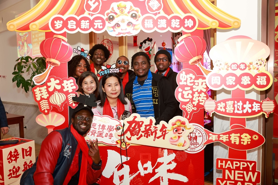 上海财经大学留校的中外学生共迎新年。