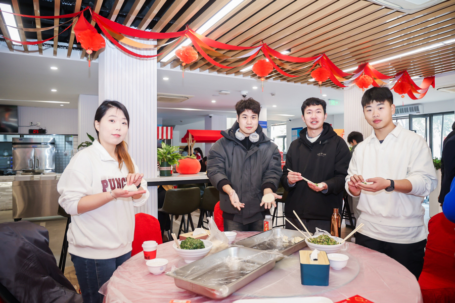 上海杉达学院年夜饭现场，同学们在一起包饺子。
