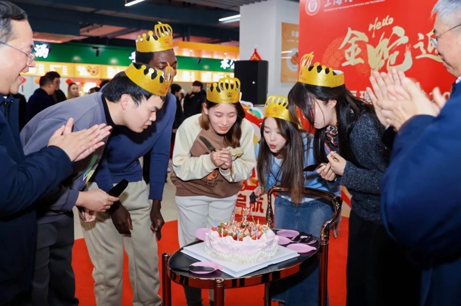 上理工为学生庆祝生日。