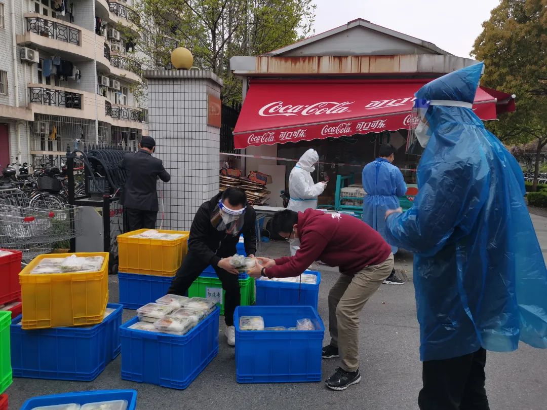 亮身份见行动做表率|上财经院教职工争当志愿者冲锋在前守卫家园