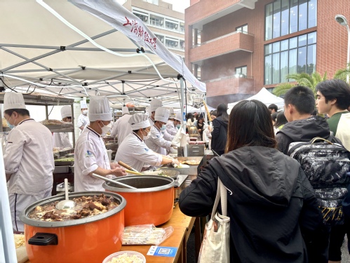 传统美食展现劳动智慧与创新魅力—— 迎五一·上财夜市开幕