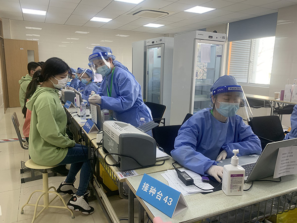 位于虹口区新市北路的上海市公共卫生学校,是上海财经大学师生的新冠疫苗接种点。