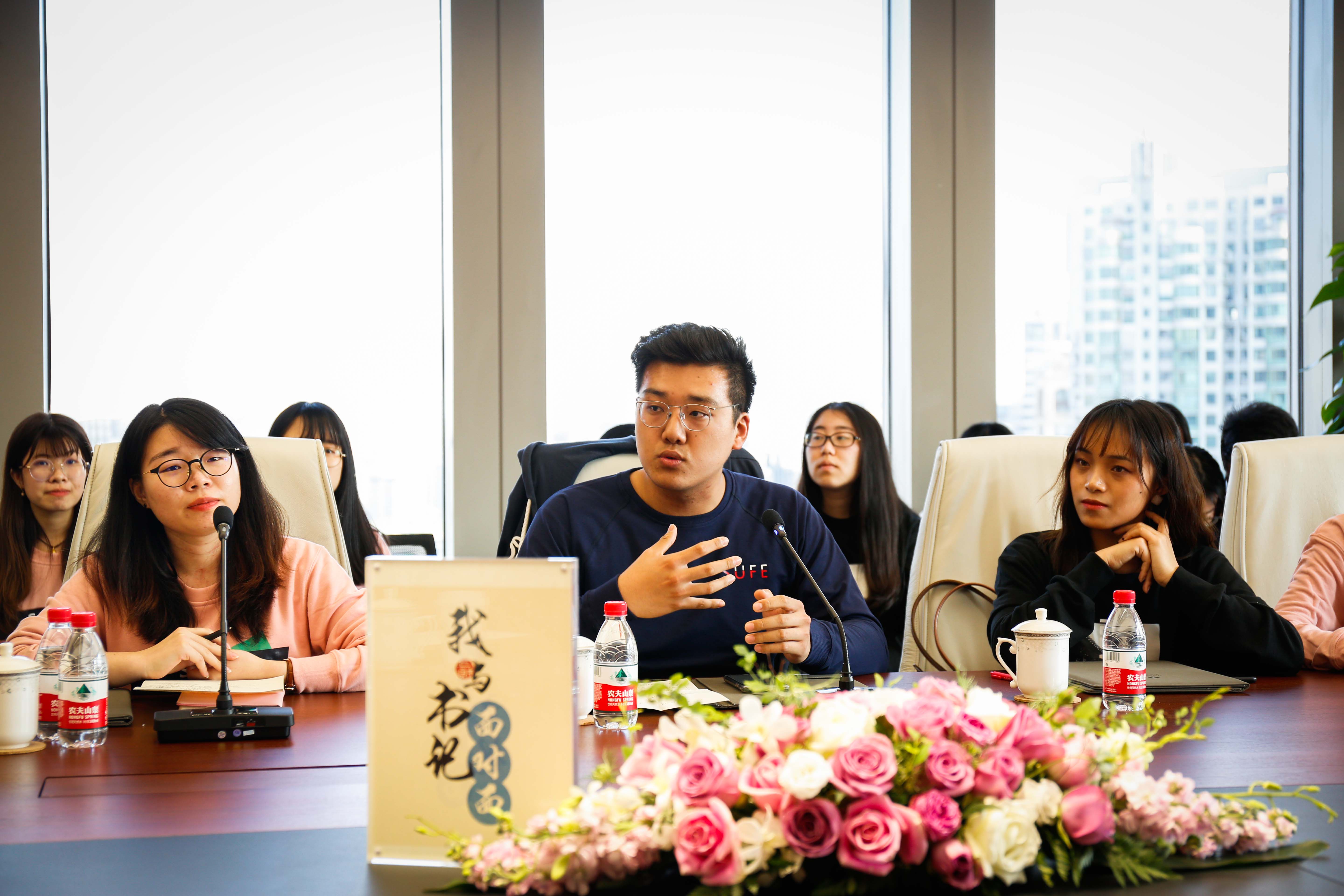 的近距离交流之后,来自公共经济与管理学院16投资专业的本科生陈芝颖