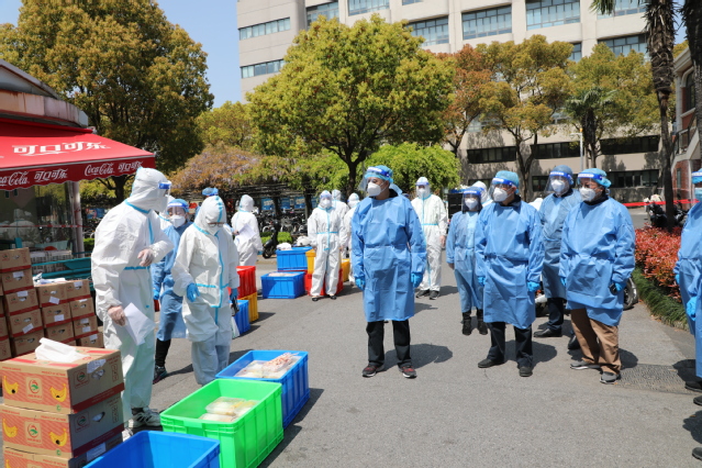 挺身而出坚决果断保护学生守卫校园——上财党员干部教师冲锋在第一线、战斗在最前沿